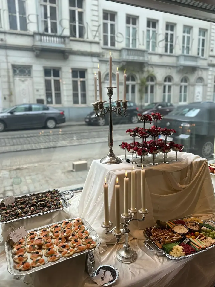 Buffet met bites en etagères bij de opening van een make-up atelier