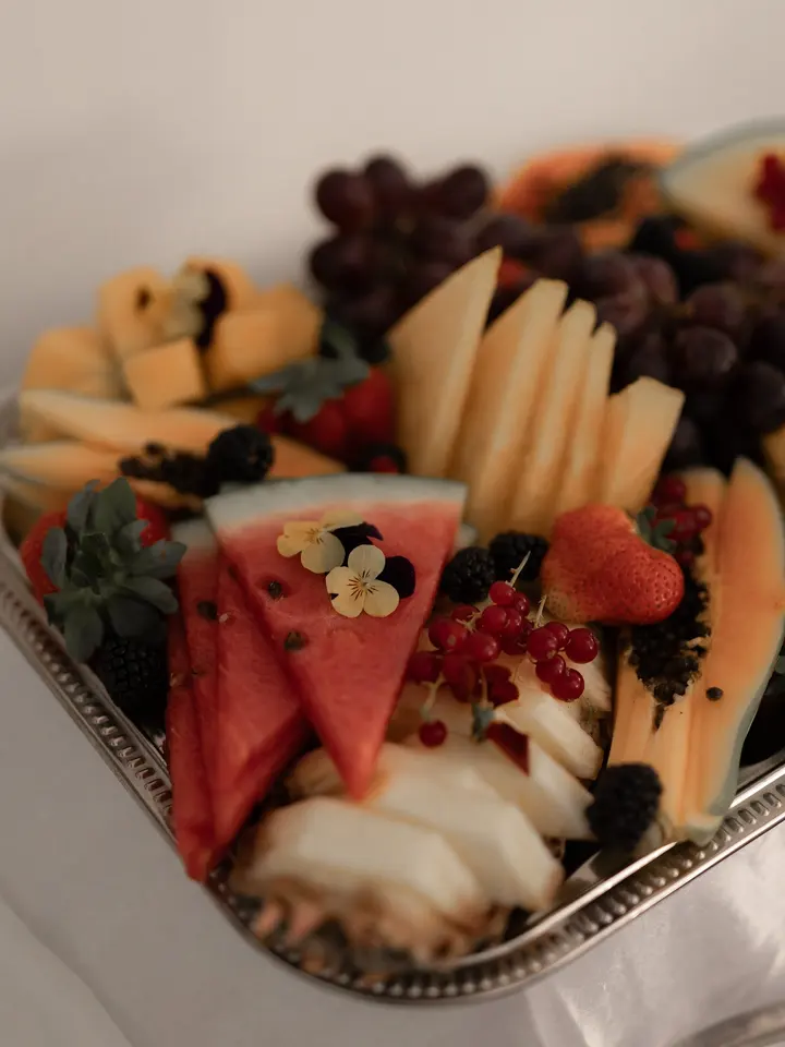 Fruitschaal met meloen, watermeloen, druiven en ander vers gesneden fruit