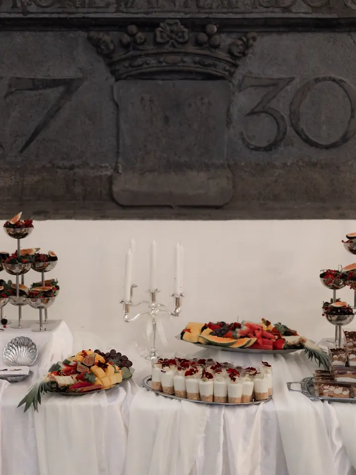 Fruit- en desserttafel met etagères voor een vintage verloving